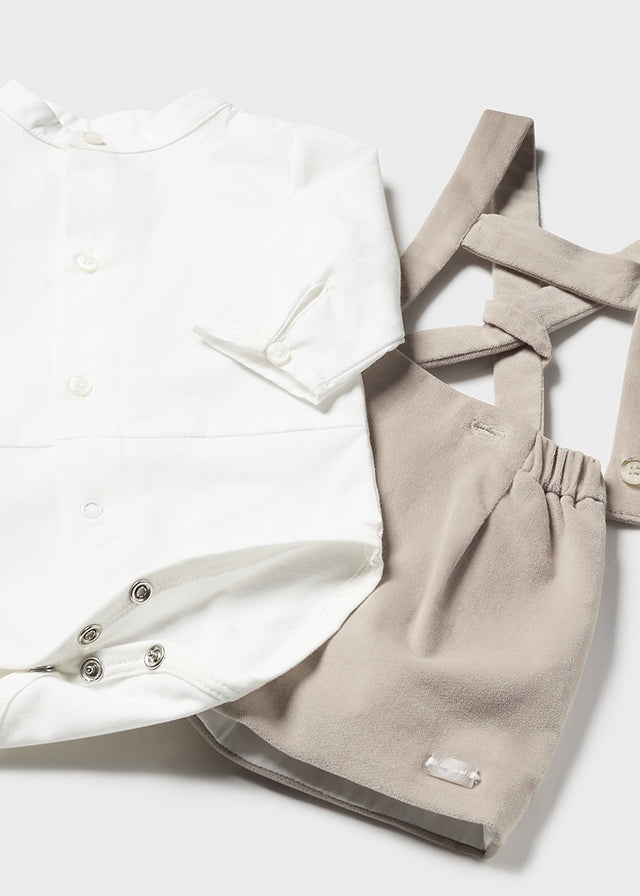 Conjunto de peto y body con cuello.