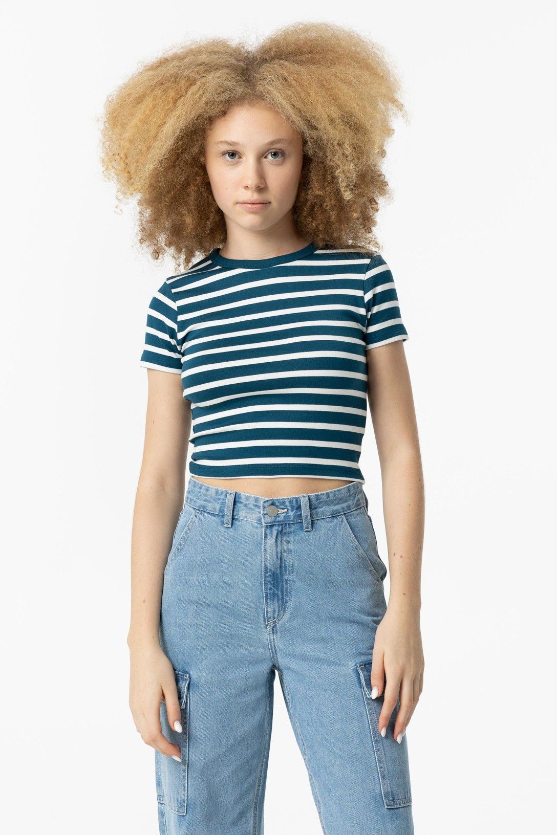 Camiseta manga corta, rayas azul y blanca.