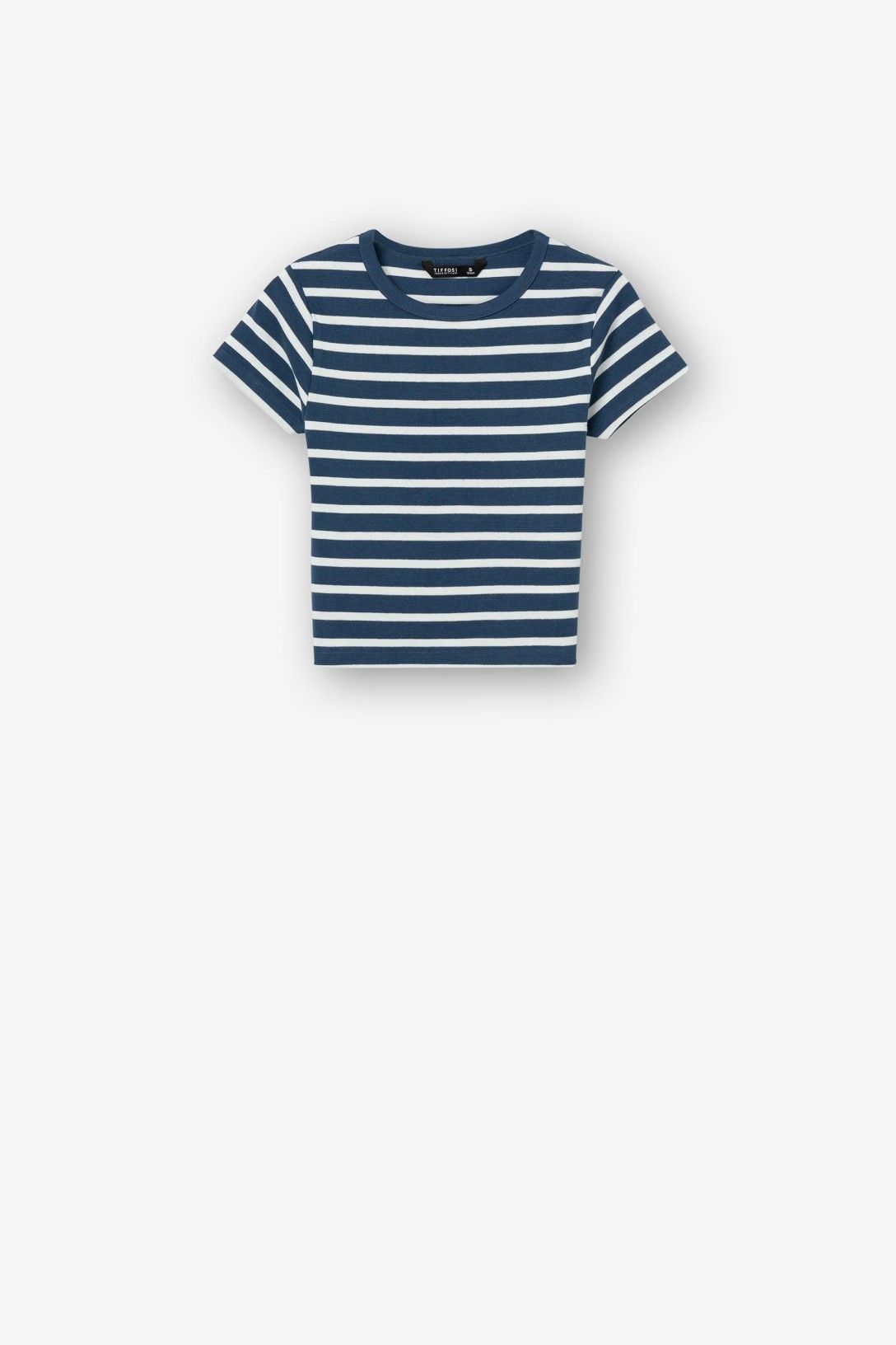 Camiseta manga corta, rayas azul y blanca.