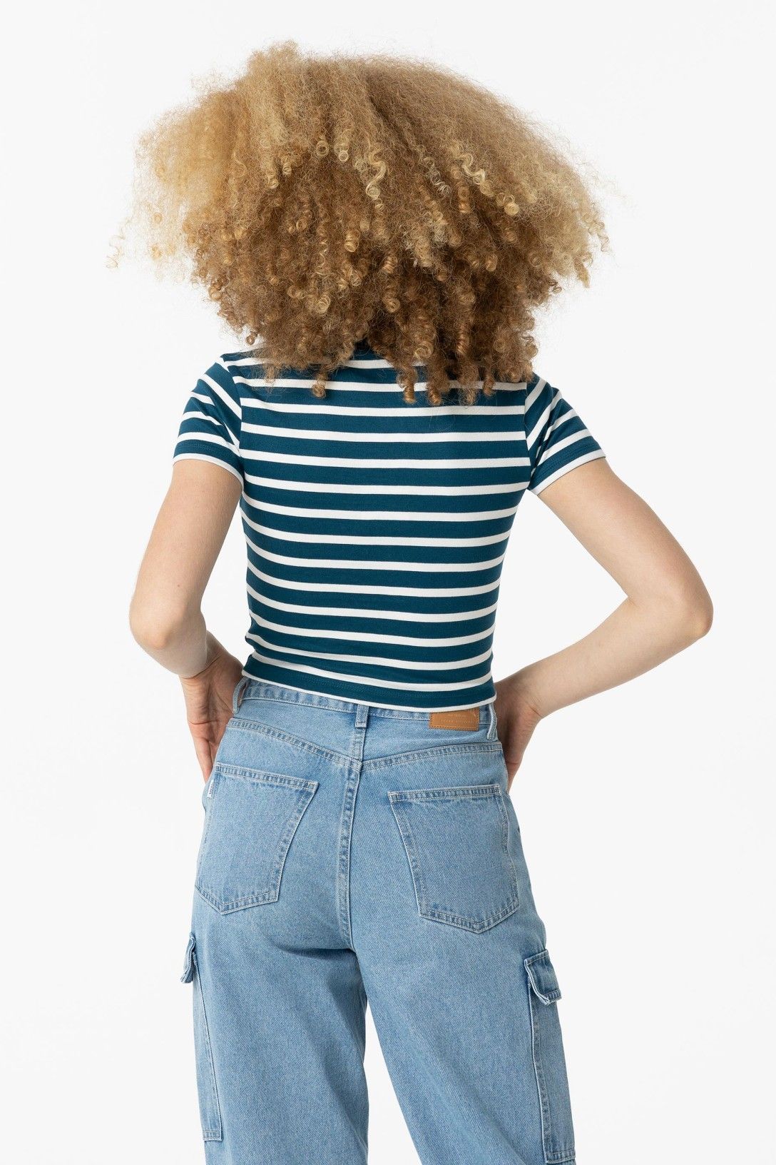 Camiseta manga corta, rayas azul y blanca.