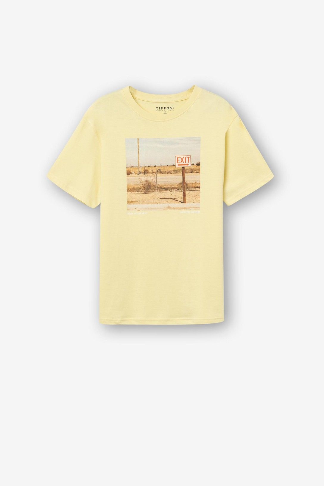 Camiseta manga corta amarilla.