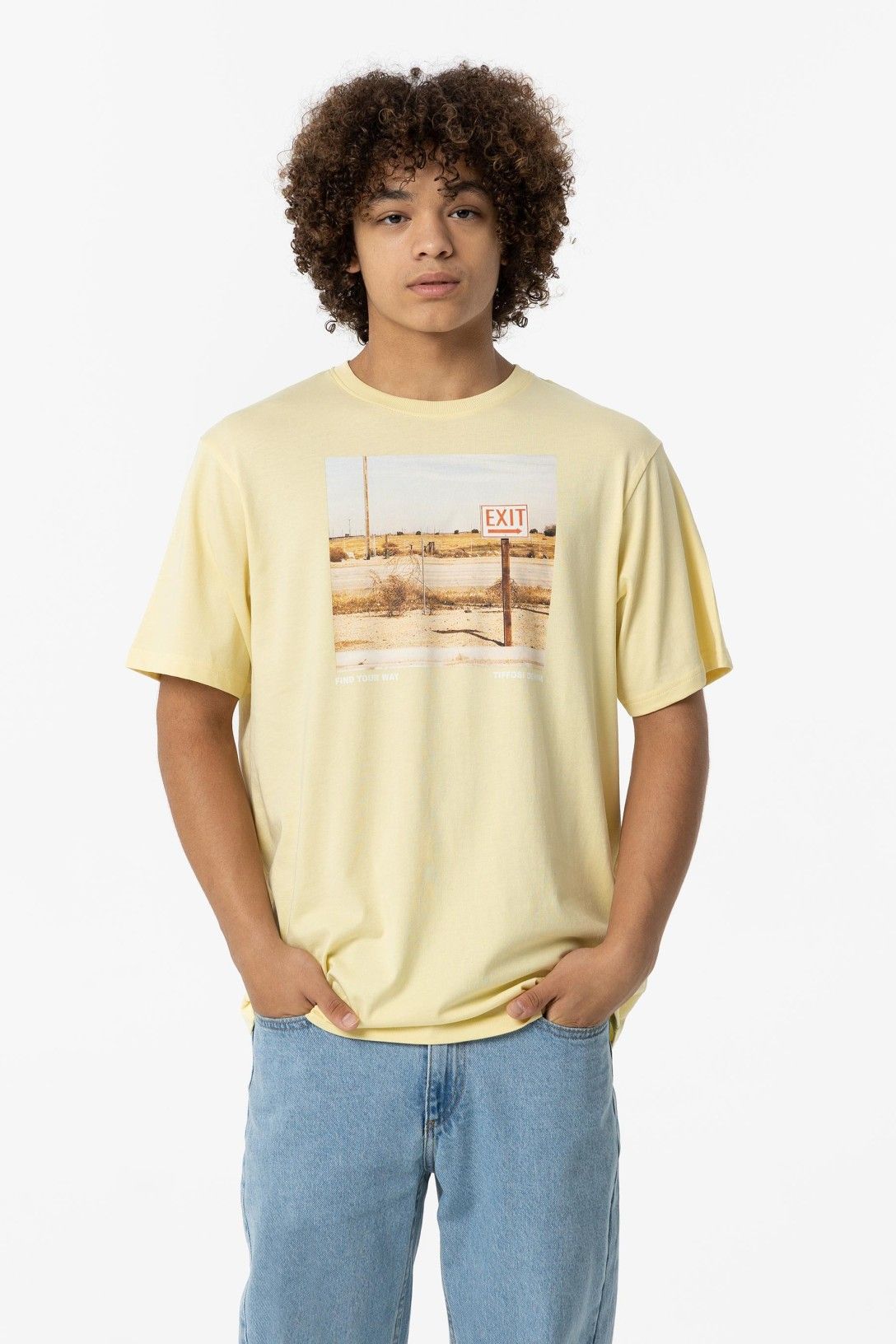 Camiseta manga corta amarilla.