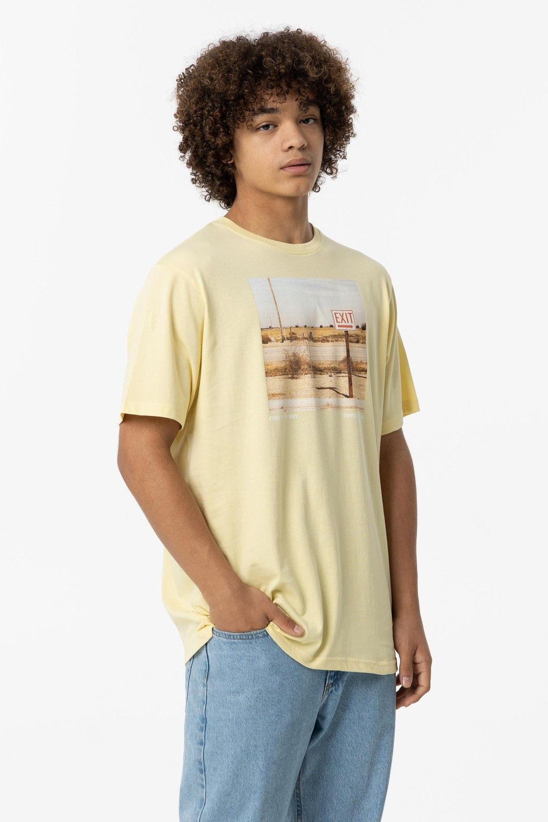 Camiseta manga corta amarilla.
