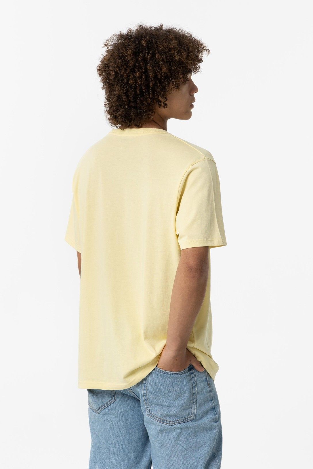 Camiseta manga corta amarilla.