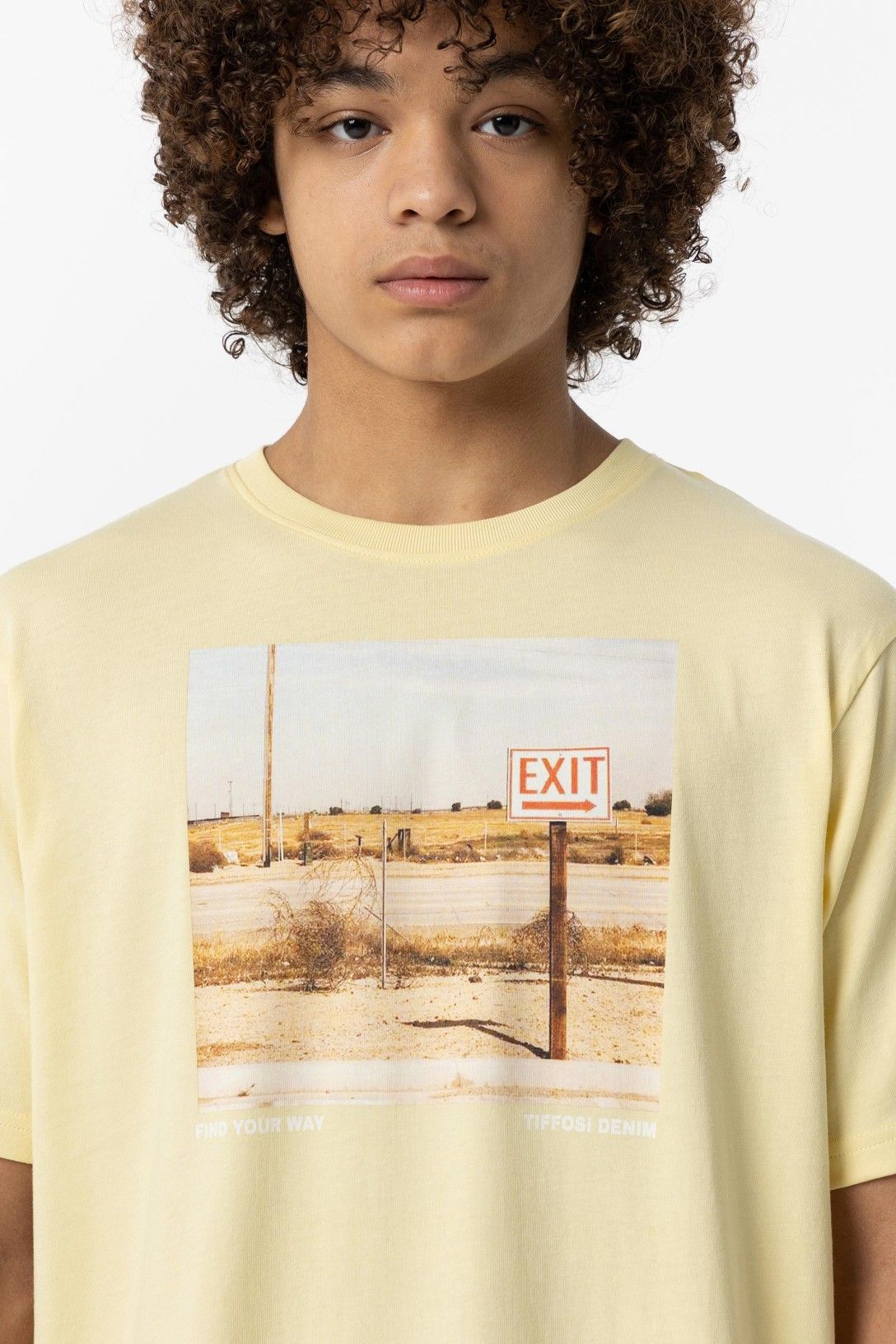 Camiseta manga corta amarilla.