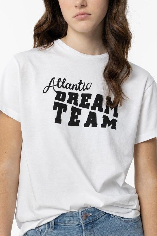 Camiseta manga corta blanca.