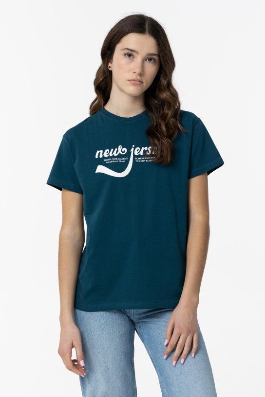 Camiseta manga corta azul.