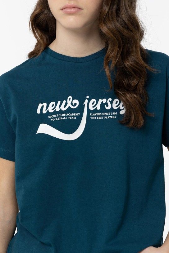 Camiseta manga corta azul.