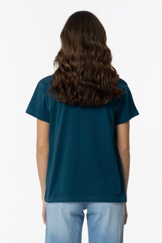 Camiseta manga corta azul.