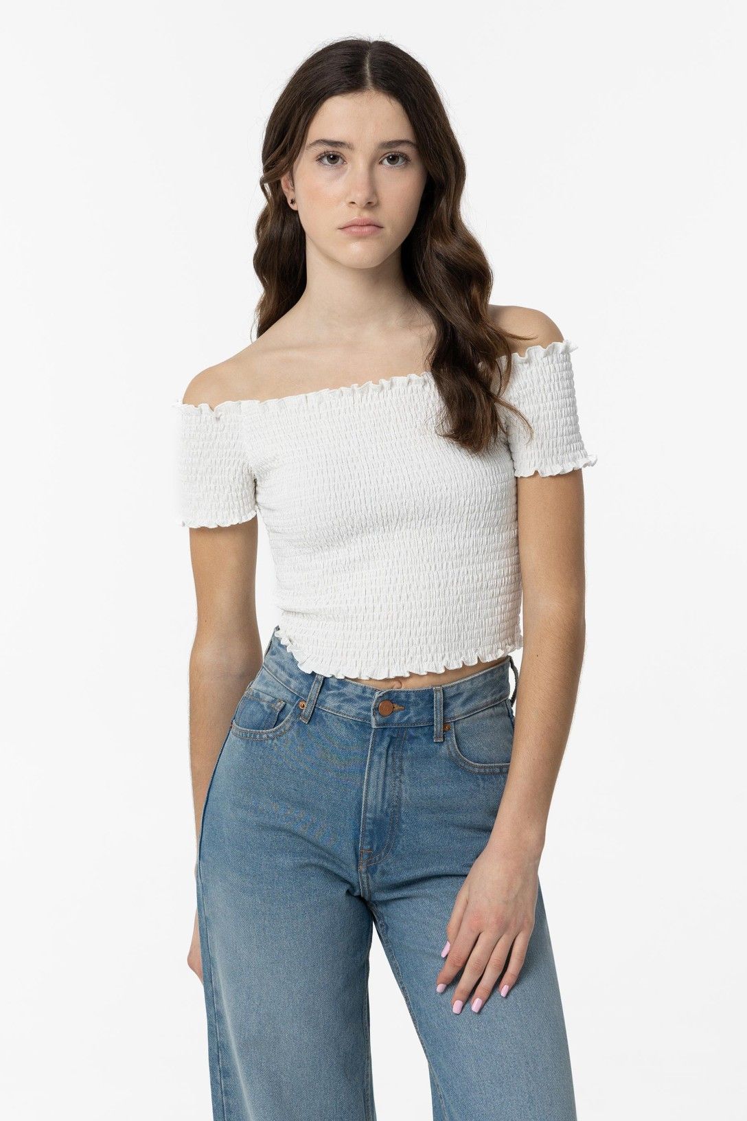 Camiseta con hombros descubiertos.