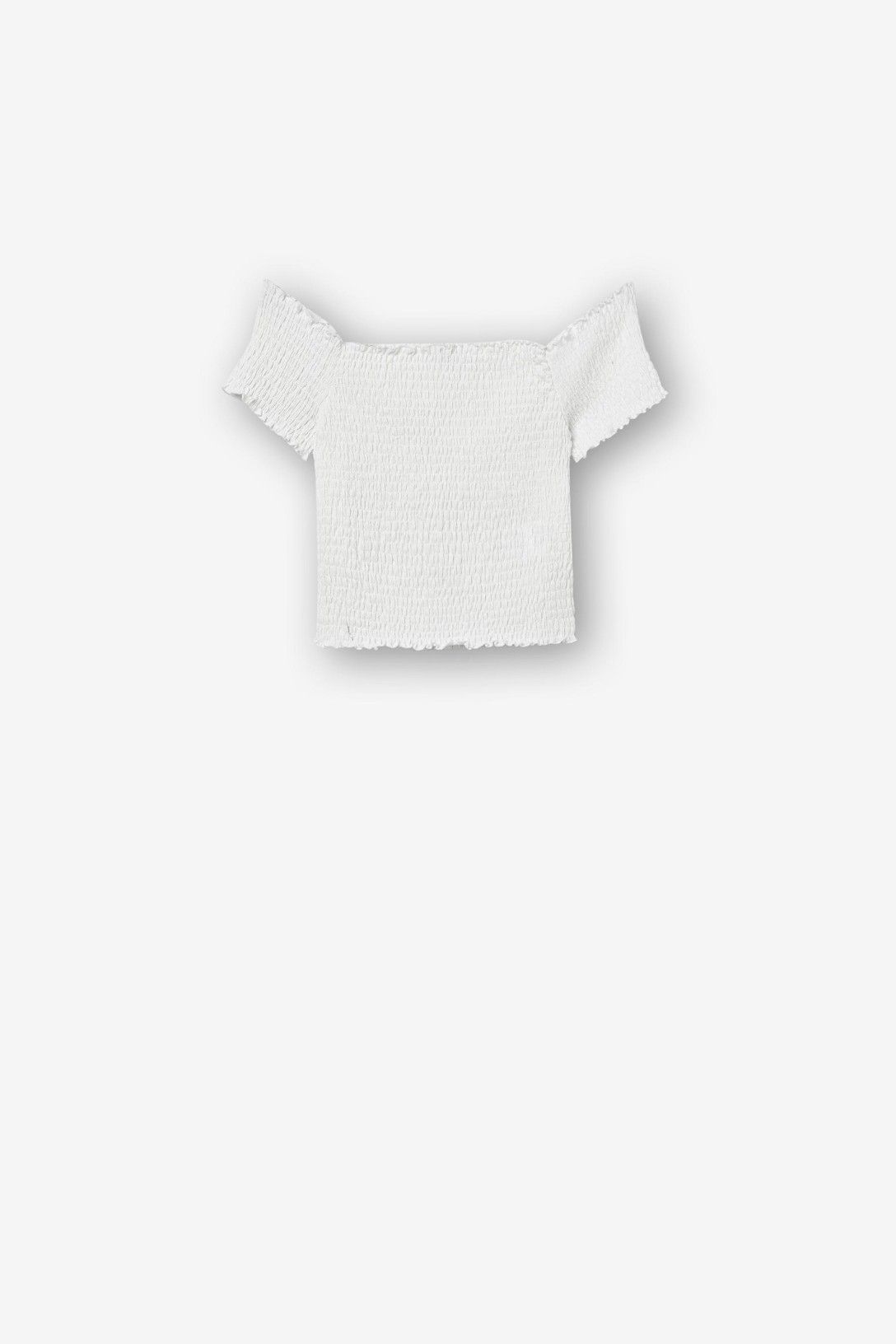 Camiseta con hombros descubiertos.