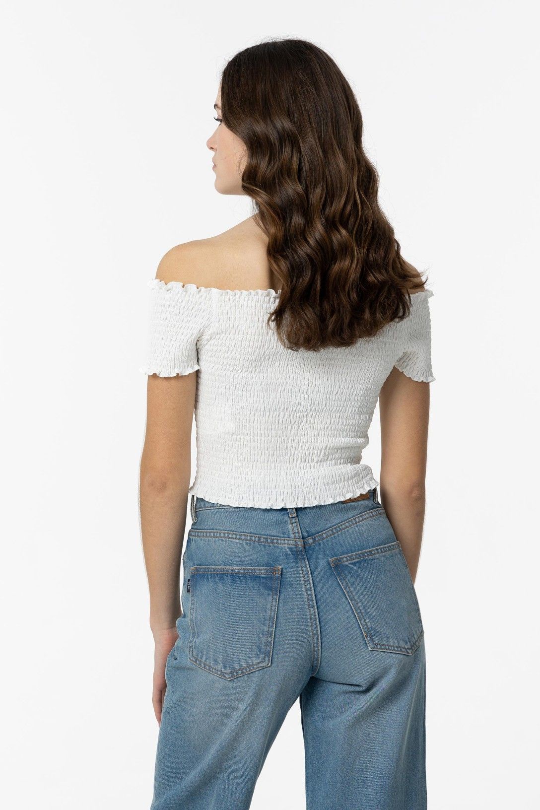 Camiseta con hombros descubiertos.