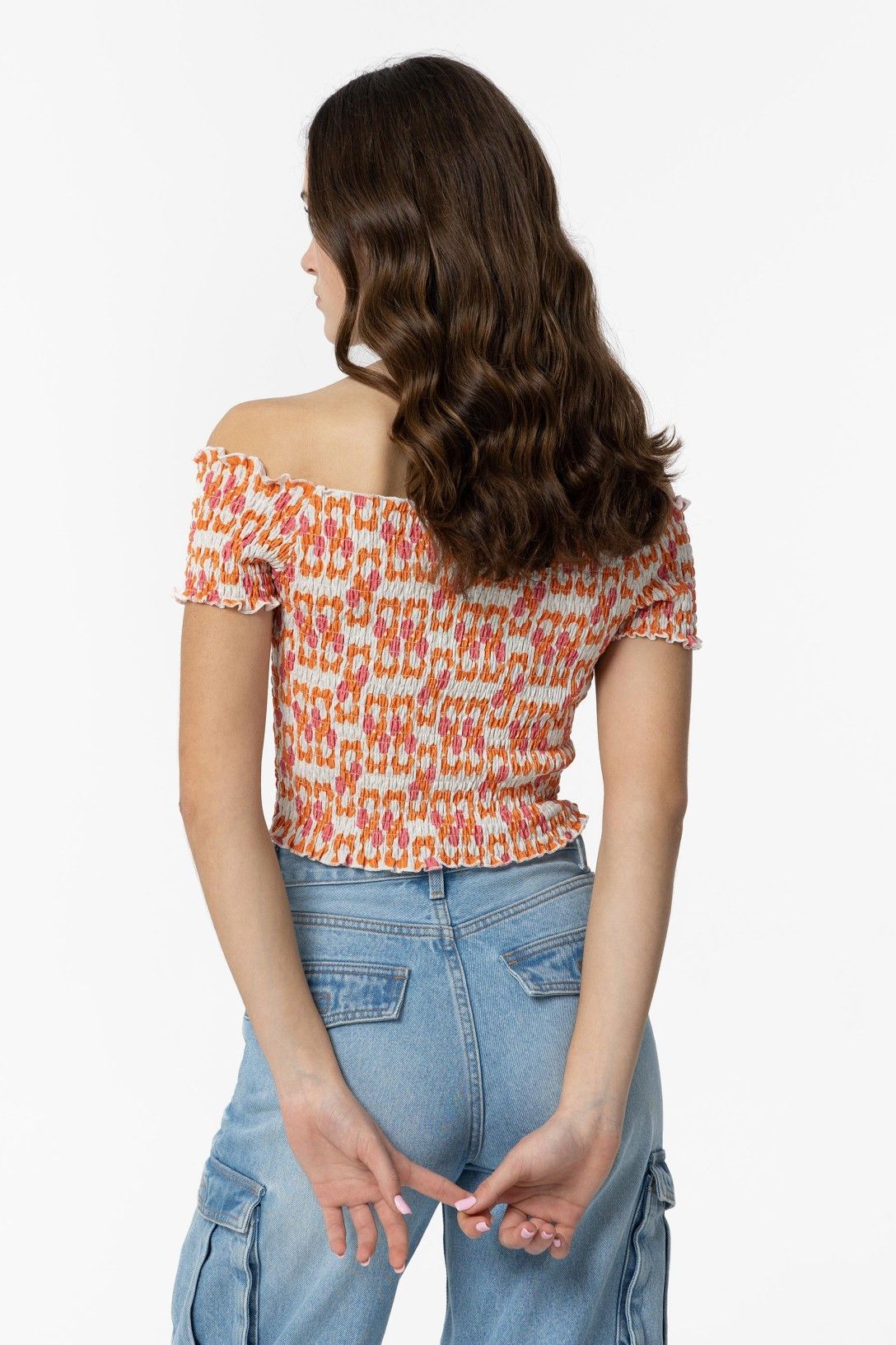 Camiseta con hombros descubiertos.