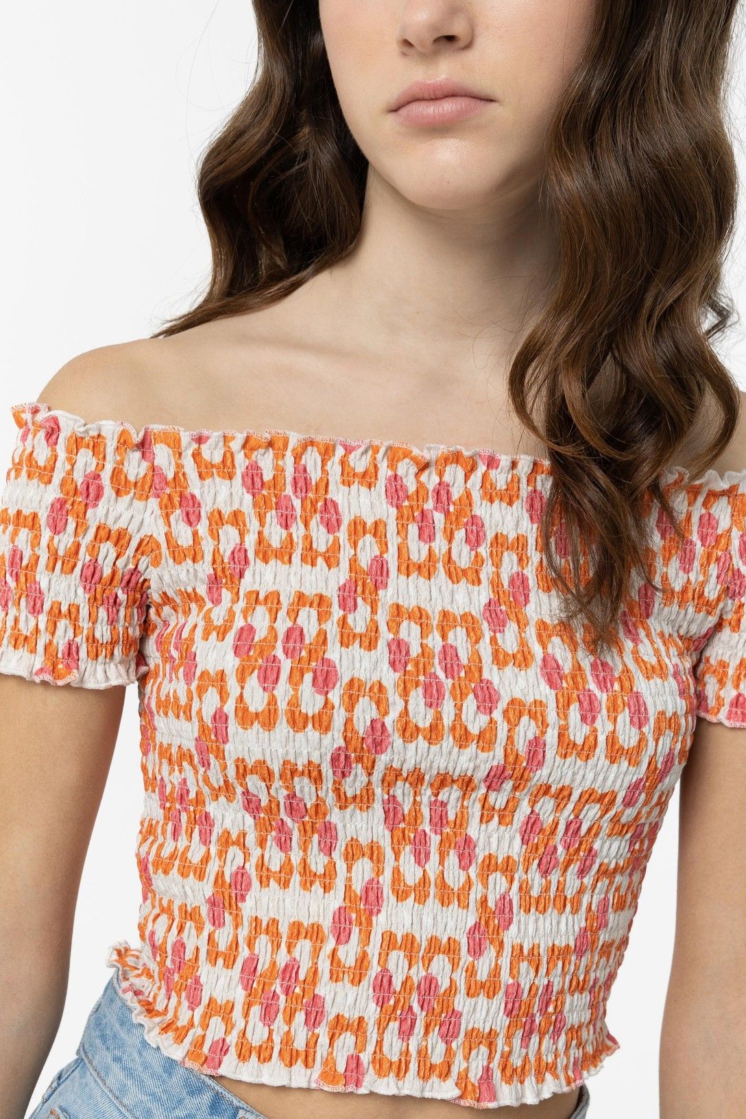 Camiseta con hombros descubiertos.