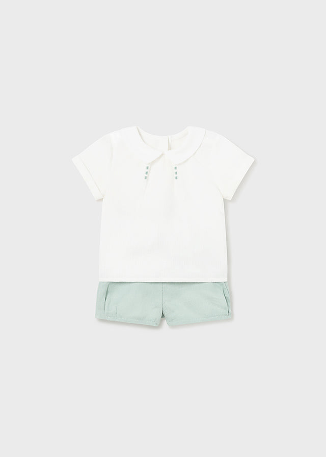 Conjunto pantalón y camisa.