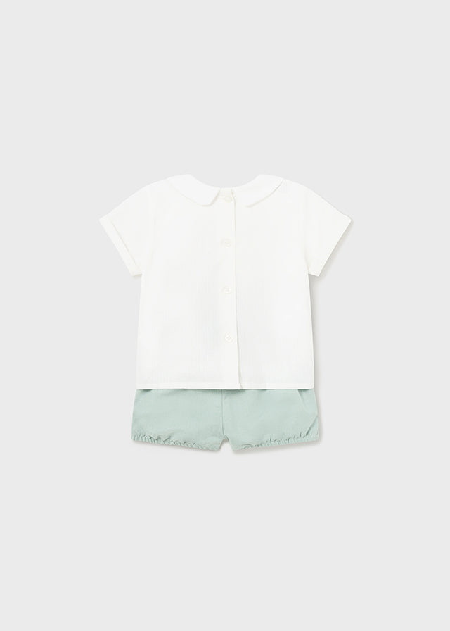 Conjunto pantalón y camisa.