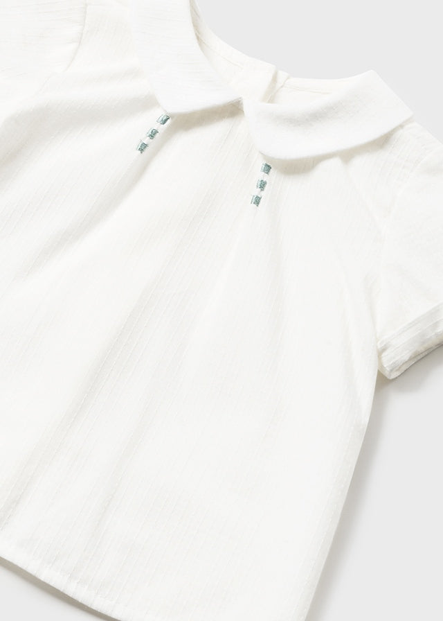 Conjunto pantalón y camisa.