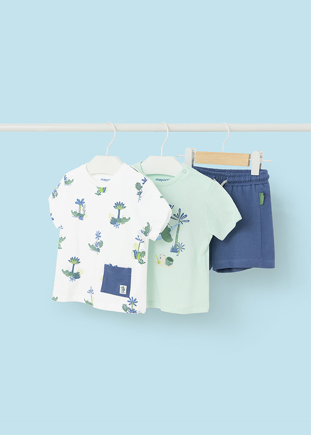 Conjunto bermuda y dos camisetas.