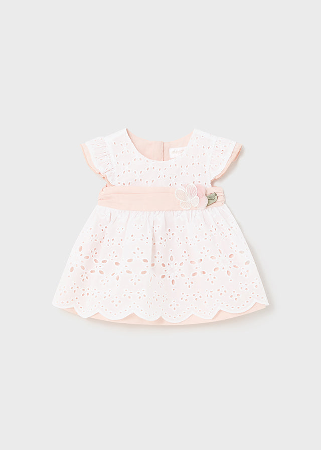 Vestido perforado en blanco y nude.