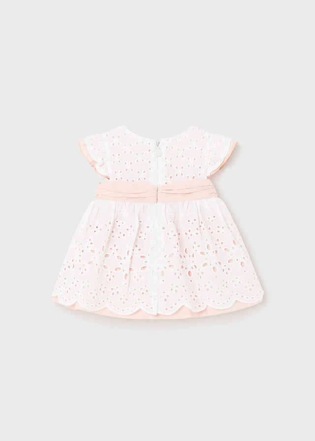 Vestido perforado en blanco y nude.