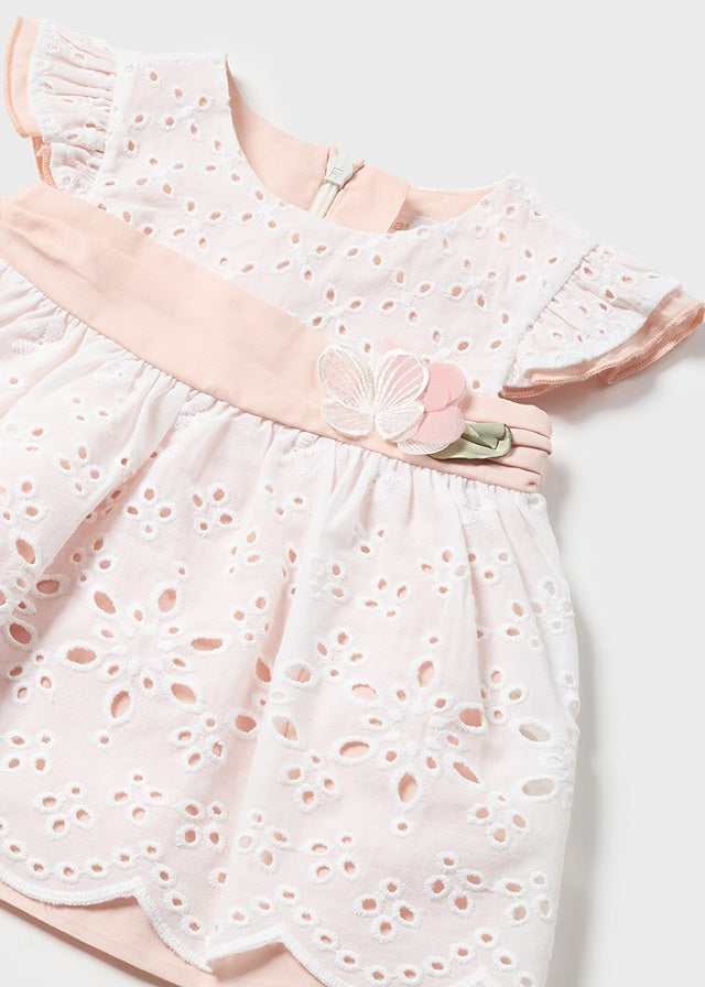 Vestido perforado en blanco y nude.