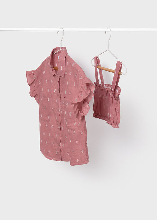 Blusa en manga corta y top fruncido en tono rosado.