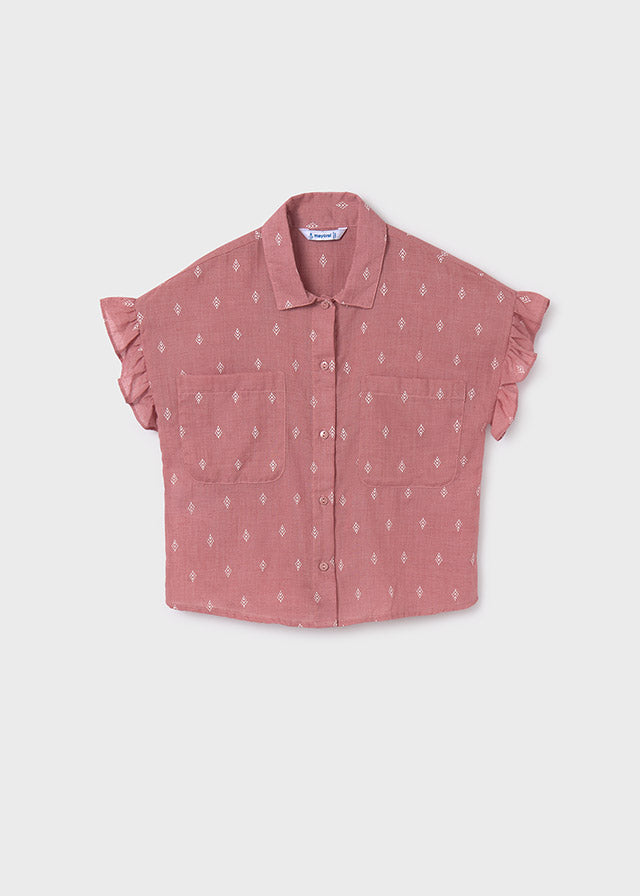 Blusa en manga corta y top fruncido en tono rosado.