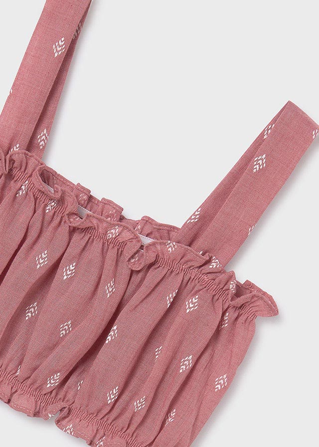 Blusa en manga corta y top fruncido en tono rosado.