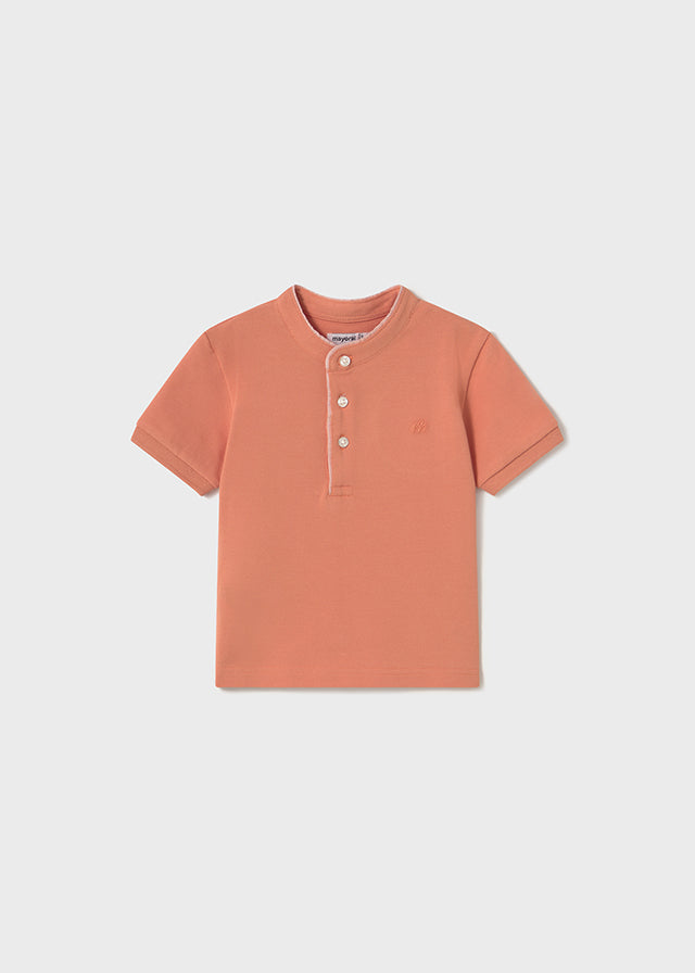 Polo cuello mao color melocotón.