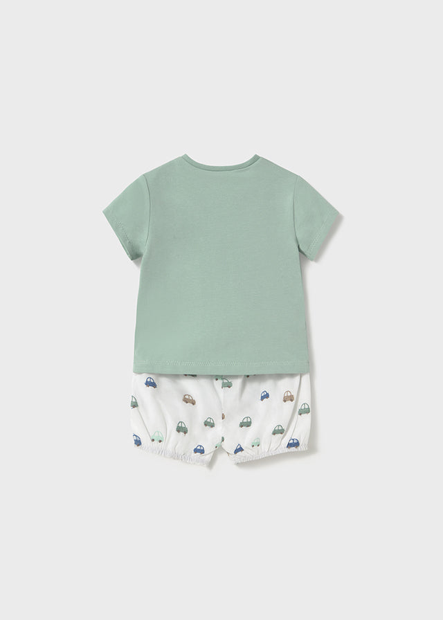 Conjunto pantalón corto bombacho y camiseta color verde.