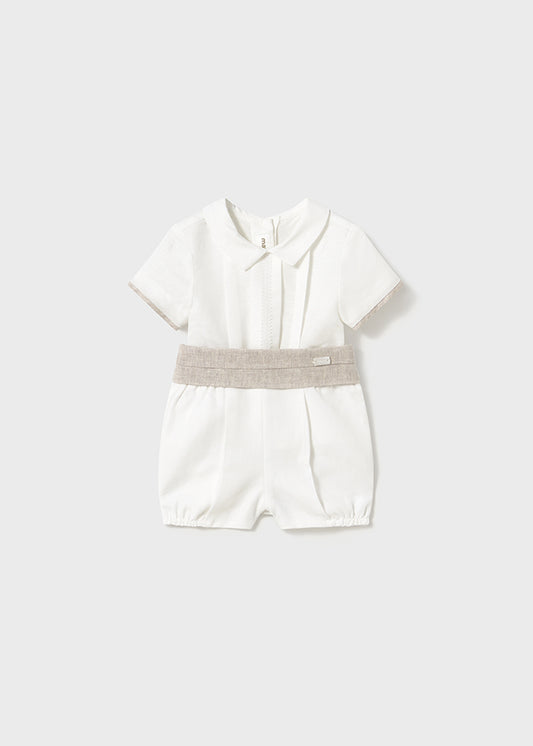 Conjunto pantalón corto con fajín.