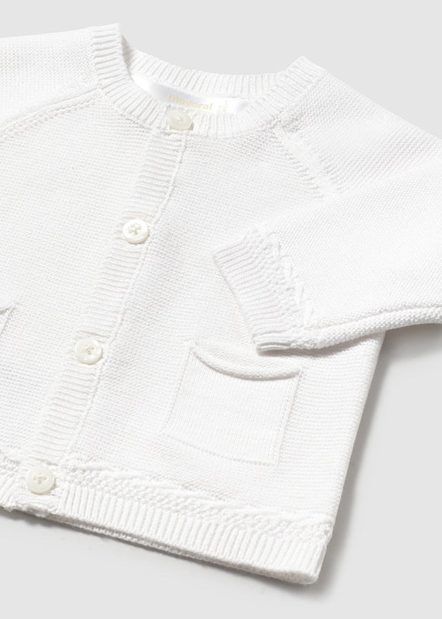 Cardigan tricot en color blanco.