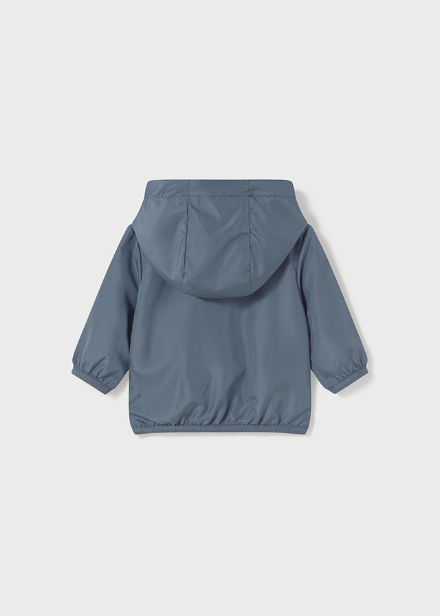 Cortaviento reversible en color azul.