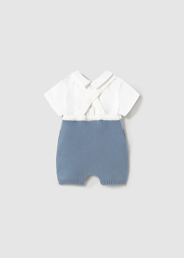 Conjunto peto tricot y camiseta color azul.