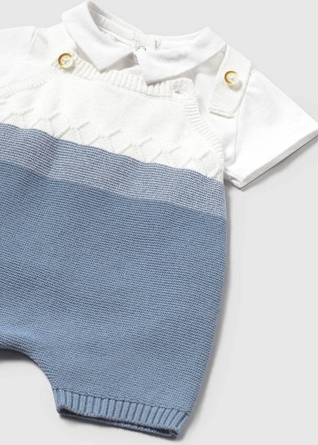 Conjunto peto tricot y camiseta color azul.