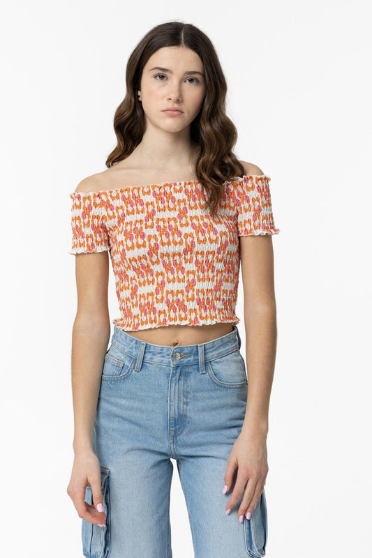 Camiseta con hombros descubiertos.
