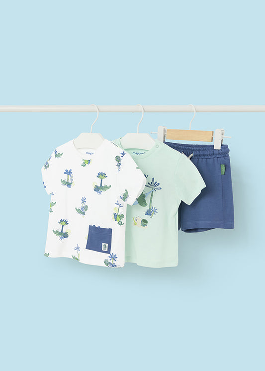 Conjunto bermuda y dos camisetas.