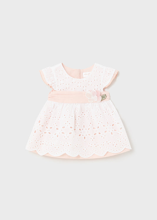 Vestido perforado en blanco y nude.