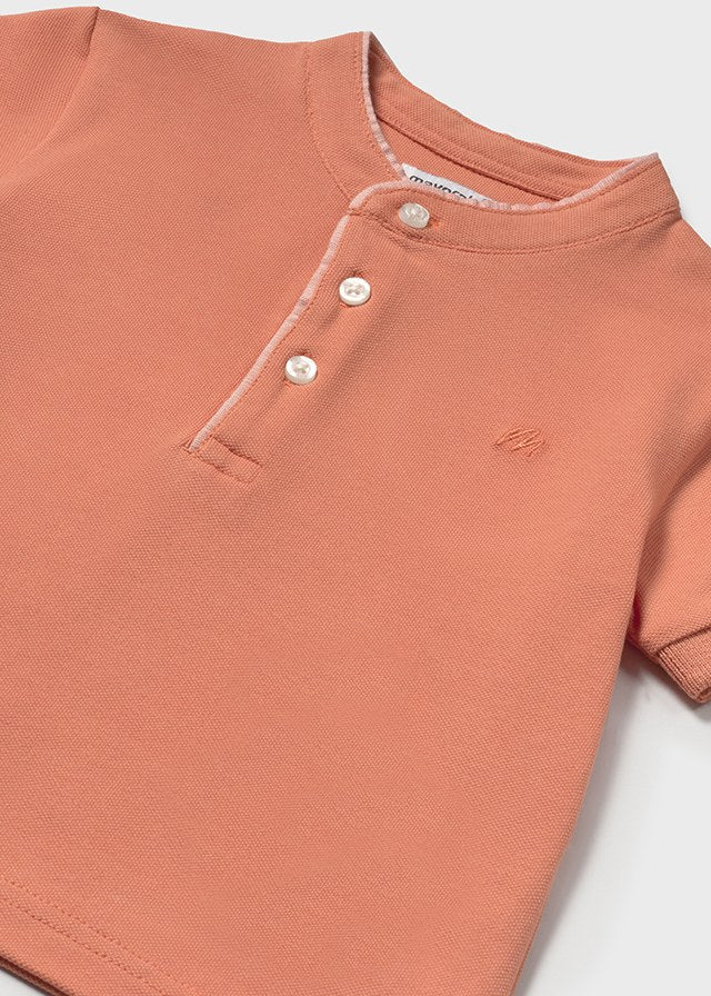 Polo cuello mao color melocotón.