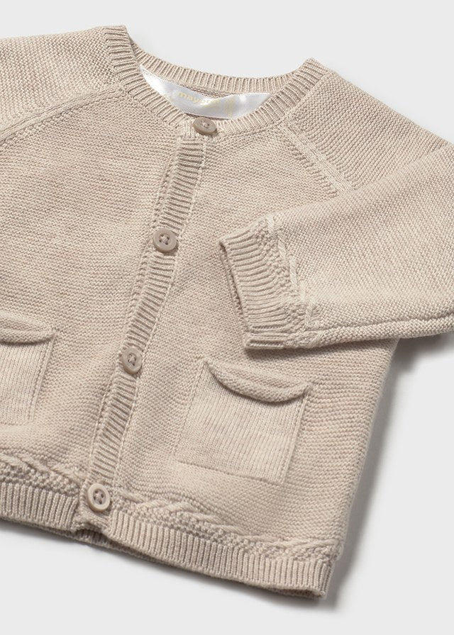 Cardigan tricot en color beig.